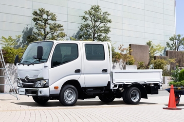 写真はダブルキャブ・2WD・ジャストロー・木製デッキ・1.0トン積・2.0Lガソリン車