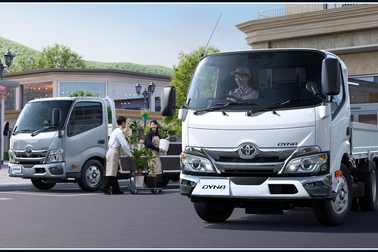 【モデル入り素材】左）ワイドキャブ・2WD・ロングデッキ・フルジャストロー・2.0トン積